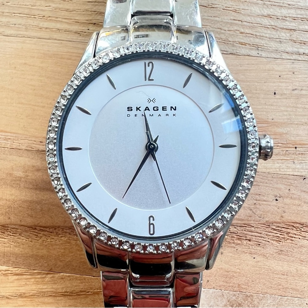 Skagen ladies slim silver tone dress watch NEW BATTERY
